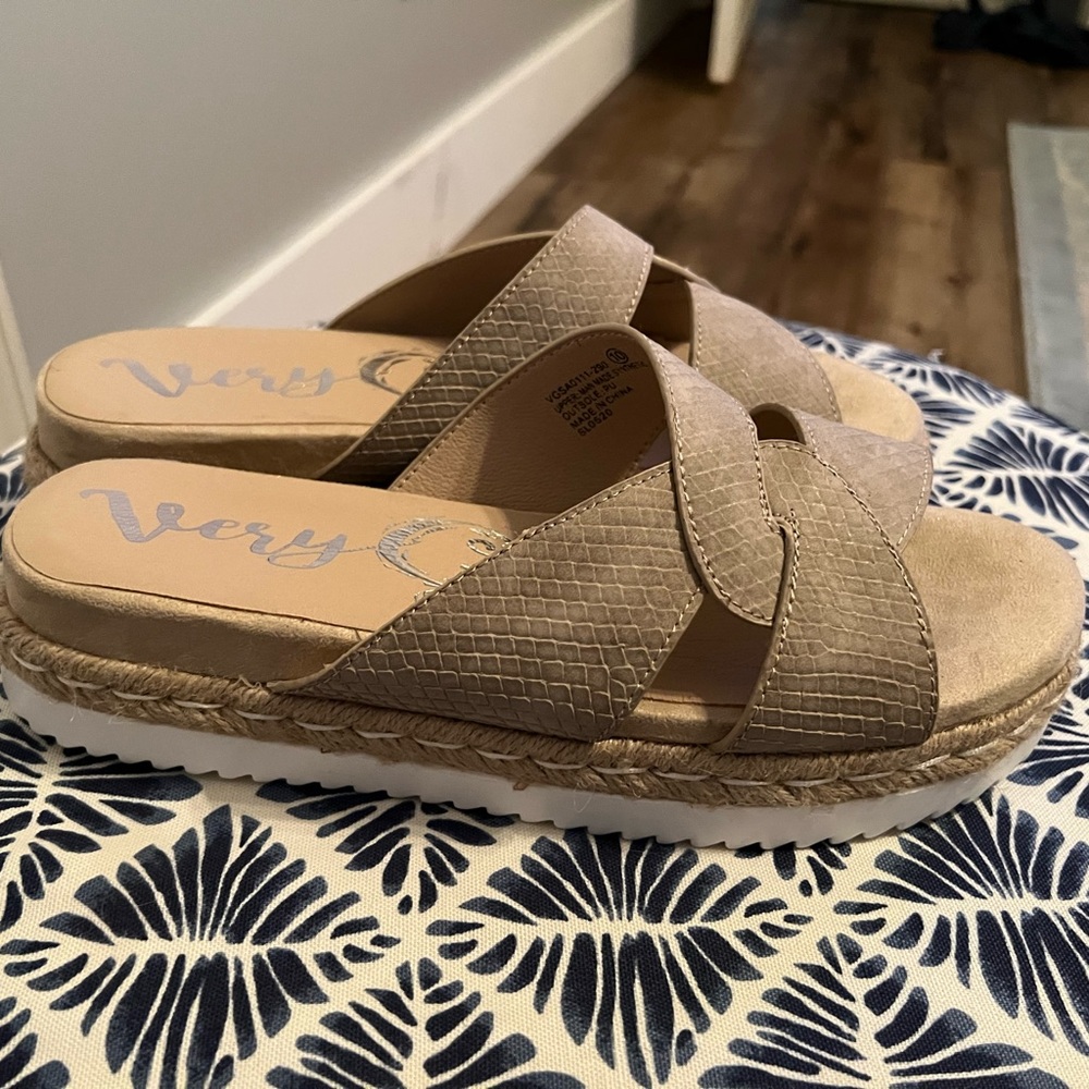 Very G tan sandals